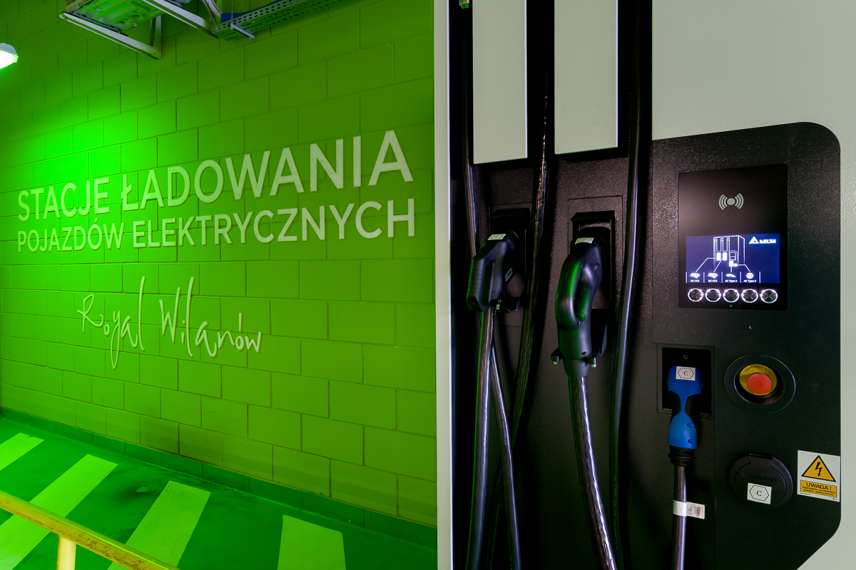 Zdjęcie przedstawia najszybszą stację ładowania W Warszawie w budynku Royal Wilanów